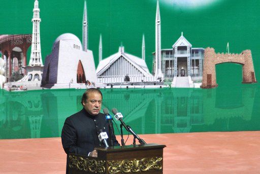(130814) -- ISLAMABAD, Aug. 14, 2013 (Xinhua) -- Pakistani Prime Minister Nawaz Sharif addresses the gathering during a ceremony to mark the country\