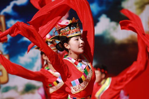 (130916) -- SHANNAN, Sept. 16, 2013 (Xinhua) -- Performers perform during the opening ceremony of Tsangyang Gyatso love song cultural tourism festival, in Cona County, southwest China\