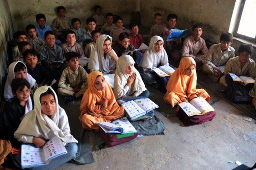 (130916) -- QUETTA, Sept. 16, 2013 (Xinhua) -- Students attend a class at a governmental public school in southwest Pakistan\