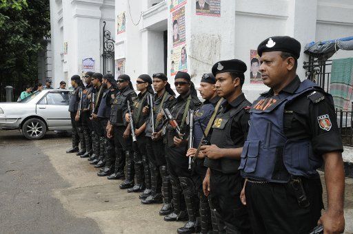 (130917) -- DHAKA, Sept. 17, 2013 (Xinhua) -- Rapid Action Battalion (RAB) elite force stand guard during a verdict announcement in front of the Supreme Court in Dhaka, Bangladesh, Sept. 17, 2013. Bangladesh\
