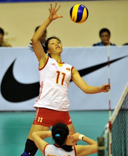 (130919) -- NAKHON RATCHASIMA, Sept. 19, 2013 (Xinhua)- Xu Yunli of China spikes during the quarterfinal match against Vietnam at the 2013 Asian Women\