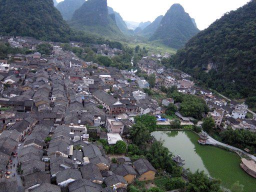 (130927) -- ZHAOPING, Sept. 27, 2013 (Xinhua) -- Photo taken on Sept. 27, 2013 shows the ancient town of Huangyao in Zhaoping County, south China\