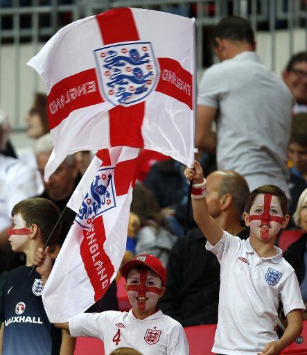 (130907) -- LONDON, Sept. 7, 2013 (Xinhua) -- Young England fans enjoy the atmosphere ahead of the FIFA 2014 World Cup Qualifying Group H match between England and Moldova at Wembley Stadium in London, Britain, on Sept. 6, 2013. England won 4-0. (...