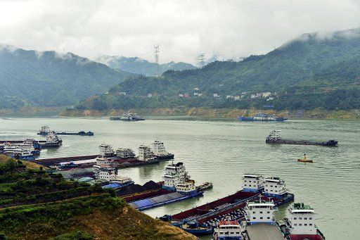 (130910) -- YICHANG, Sept. 10, 2013 (Xinhua) -- Vessels wait at the upper reaches of the Three Gorges Dam in Yichang City, central China\