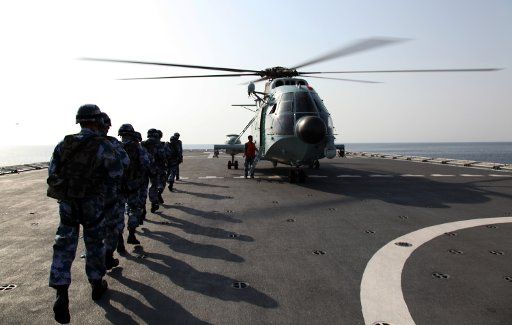 (130912) -- GULF OF ADEN, Sept. 12, 2013 (Xinhua) -- Chinese special troop soldiers of the 15th convoy fleet walk to a helicopter during a shooting training on the Jinggangshan vessel in the Gulf of Aden, on Sept. 11, 2013. (Xinhua\/Liang Shun) (axy) ...