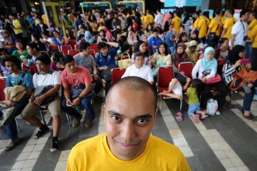 (130915) -- JAKARTA, Sept. 15, 2013 (Xinhua) -- A man poses for photos after he had his head shaved during a mass shave to raise awareness of children with cancer in Jakarta, Indonesia, Sept. 15, 2013. (Xinhua\/Veri Sanovri)