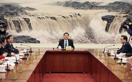 (131023) -- BEIJING, Oct. 23, 2013 (Xinhua) -- Zhang Dejiang (C), chairman of the Standing Committee of the National People\