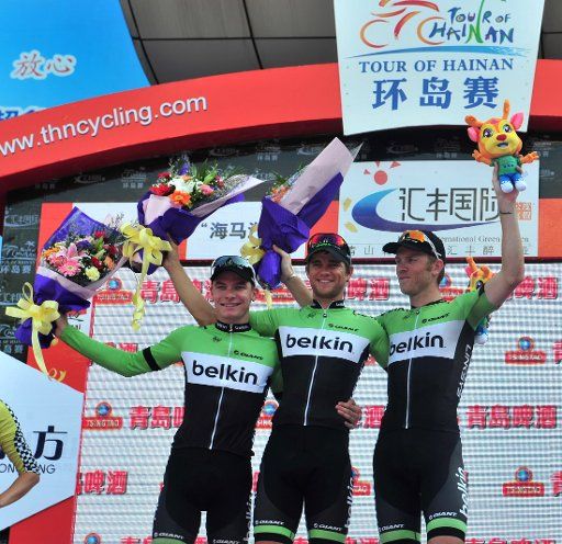 (131026) -- DONGFANG, Oct. 26, 2013 (Xinhua) -- Winners from Belkin-Pro cycling team celebrate on the podium during the awarding ceremony after the seventh stage of the 2013 Tour of Hainan International Road Cycling Race from Wuzhishan to Dongfang, ...