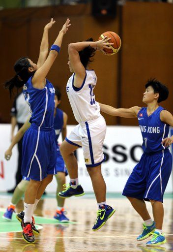 (131027) -- BANGKOK, Oct. 27, 2013 (Xinhua) -- Denise Patricia Tiu (C) of the Philippines passes the ball during the game against China\