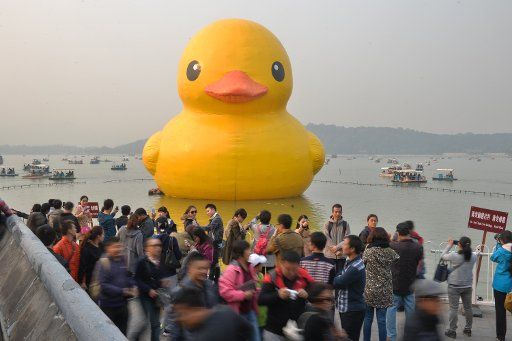 (131027) -- BEIJING, Oct. 27, 2013 (Xinhua) -- People come to the Summer Palace to see the giant yellow rubber duck, brainchild of Dutch artist Florentijn Hofman, in Beijing, capital of China, Oct. 27, 2013. Sunday is the last day of the duck\