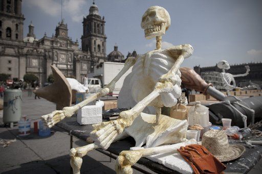 (131028) -- MEXICO CITY, Oct. 28, 2013 (Xinhua) -- Residents install the offerings to commemorate the traditional Day of the Dead, at the Zocalo Square, in Mexico City, capital of Mexico, on Oct. 28, 2013. (Xinhua\/Alejandro Ayala)