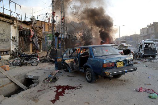 (131030) -- QUETTA, Oct. 30, 2013 (Xinhua) -- Destroyed vehicles are seen at the blast site in southwest Pakistan\