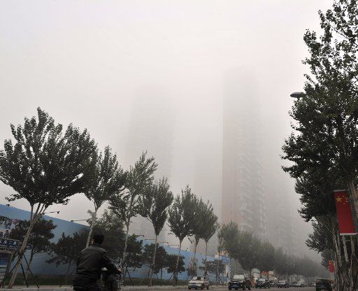 (130930) -- SHENYANG, Sept. 30, 2013 (Xinhua) -- Vehicles run on a fog-shrouded road in Shenyang, capital of northeast China\