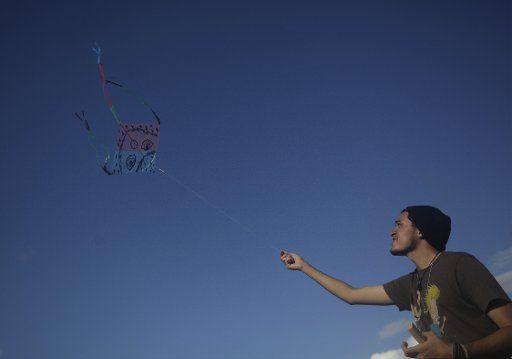 (131013) -- SAN SALVADOR, Oct. 13, 2013 (Xinhua) -- A young Salvadorean man flies a kite during a Youth and Art activity, held in a building in downtown San Salvador, capital of El Salvador, on Oct. 12, 2013. Flying kites is an Asian tradition, ...