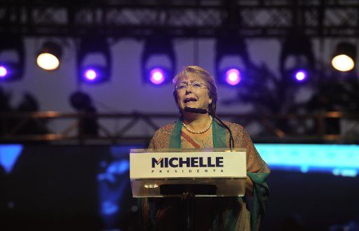 (131115) -- SANTIAGO, Nov. 15, 2013 (Xinhua) -- Michelle Bachelet, former Chilean president and presidential candidate of the Nueva Mayoria party, addresses her running campaign in Santiago, capital of Chile, Nov. 14, 2013. Chile will hold ...