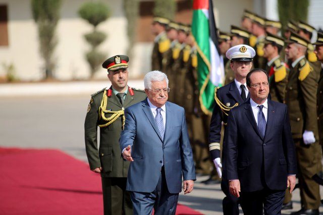 (131118) -- RAMALLAH, Nov. 18, 2013 (Xinhua) -- Palestinian President Mahmoud Abbas (front L) reviews honor guards with French counterpart Francois Hollande (fornt R) in the West bank city of Ramallah, on Nov. 18, 2013. (Xinhua\/Fadi Arouri)