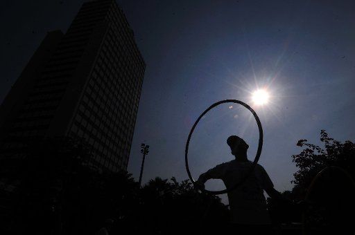 (131103) -- JAKARTA, Nov. 3, 2013 (Xinhua) -- A man plays with a hula hoop on the car-free day in Jakarta, Indonesia, Nov. 3, 2013. (Xinhua\/Agung Kuncahya B.) (axy)