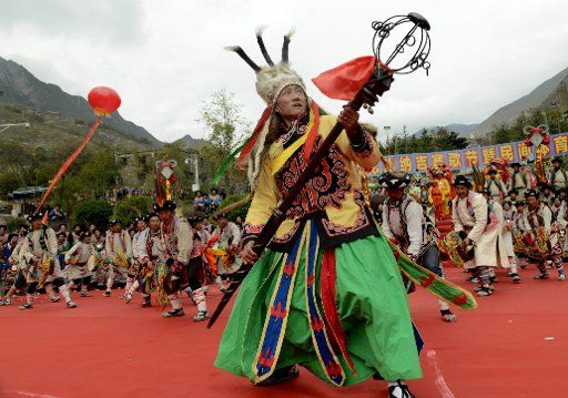 (131103) -- CHENGDU, Nov. 3, 2013 (Xinhua) -- People of Qiang ethnic group perform folk dance to celebrate their new year in Lixian County of southwest China\