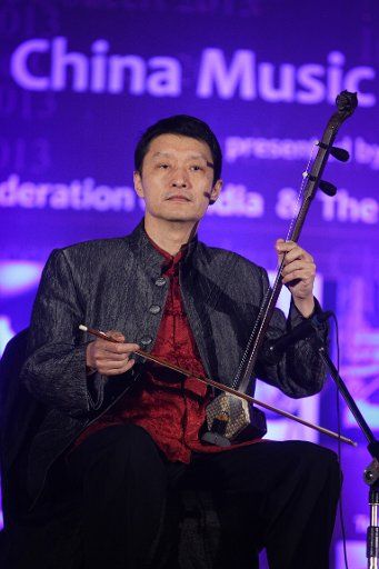 (131221) -- PUNE, Dec. 21, 2013 (Xinhua) -- Ji Jie, musician from China Oriental Performing Arts Group, performs at the India China Music Concert 2013 in Pune of India\