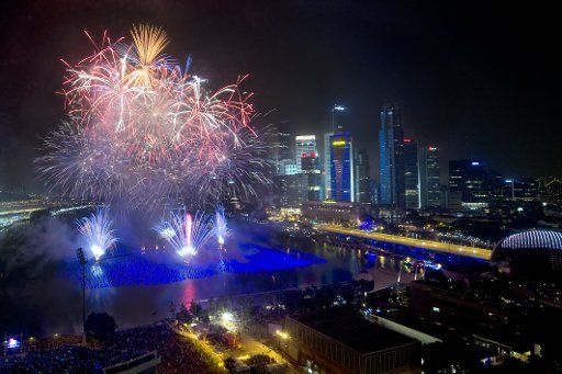(140101) -- SINGAPORE, Jan. 1, 2014 (Xinhua) -- Fireworks light up the sky above financial district at Singapore\
