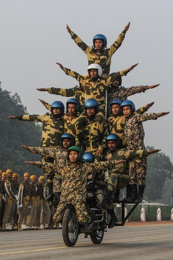 (140111) -- NEW DELHI, Jan. 11, 2014 (Xinhua) -- Members of India\