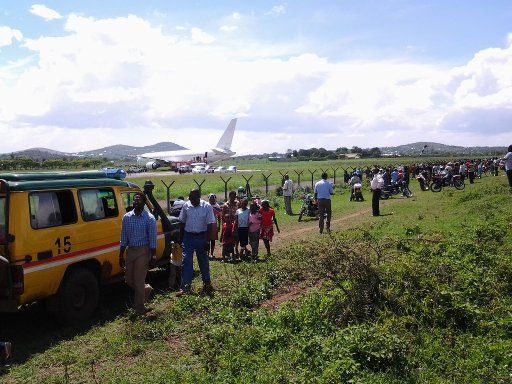 (131218) -- ARUSHA, Dec. 18, 2013 (Xinhua) -- Photo taken on Dec. 18, 2013 shows the view of the emergency landing plane in Arusha, Tanzania, Dec. 18, 2013. An Ethiopian Airline Boeing 767 on Wednesday noon forced to land at a small airport in ...