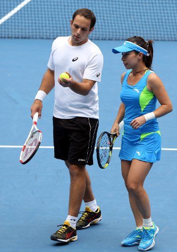 (140124) -- MELBOURNE, Jan. 24, 2013 (Xinhua) -- Zheng Jie (R) of China and Scott Lipsky of the United States communicate during their mixed doubles semi-final match against Kristina Mladenovic of France and Daniel Nestor of Canada at 2014 ...