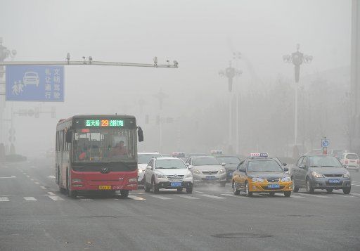 (140202) -- SHIJIAZHUANG, Feb. 2, 2014 (Xinhua) -- Motorcars run amid heavy fog in Shijiazhuang, capital of north China\