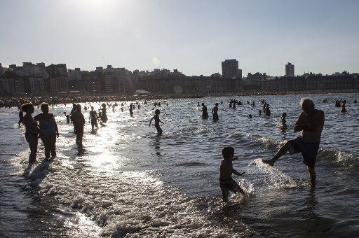 (140204) -- MAR DEL PLATA, Feb. 4, 2014 (Xinhua) -- Image taken on Jan. 30, 2014 shows tourists recreating in the beach of Mar del Plata, 404 km from Buenos Aires, capital of Argentina. Mar del Plata is the most important seaside resort of the ...