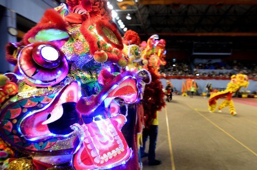 (140118) -- KOTA KINABALU, Jan. 18, 2014 (Xinhua) -- Performers present a lion dance in Kota Kinabalu, Malaysia, Jan. 18, 2014. A lion dance and dragon dance team formed by 78 local Chinese communities gave a traditional Chinese dance show here on ...
