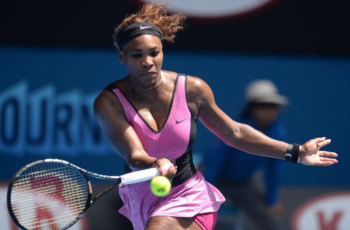 (140119) -- MELBOURNE, Jan. 19, 2014 (Xinhua) -- Serena Williams of the U.S. returns a shot during her women\