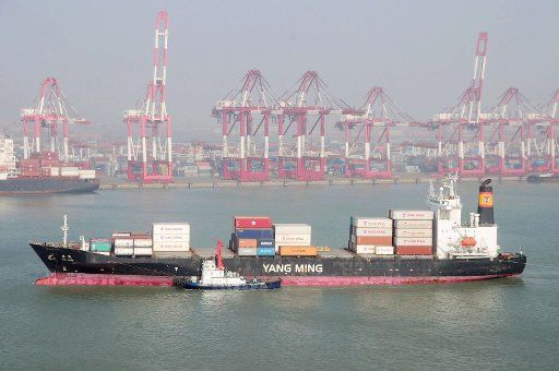 (140120) -- QINGDAO, Jan. 20, 2014 (Xinhua) -- A cargo ship docks at the port of Qingdao, east China\