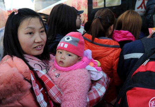 (140122) -- FUYANG, Jan. 22, 2014 (Xinhua) -- Passengers wait for bus at Fuyang railway station, east China\