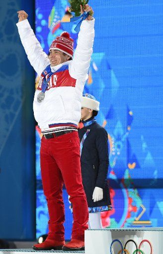 (140210) -- SOCHI, Feb. 10, 2014 (Xinhua) -- Albert Demchenko of Russia poses on the podium at the victory ceremony for the luge men\