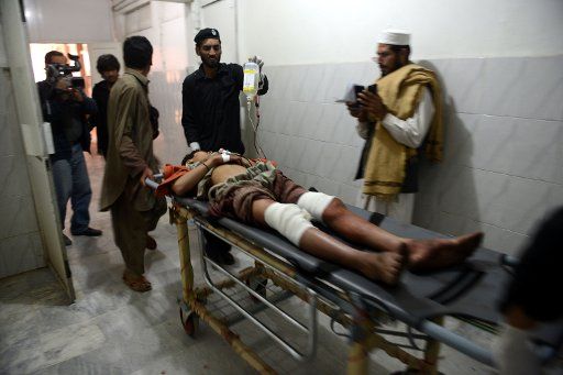 (140211) -- PESHAWAR, Feb. 11, 2014 (Xinhua) -- People transfer an injured man to a hospital in northwest Pakistan\
