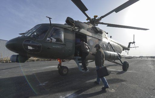 (140213) -- YUTIAN, Feb. 13, 2014 (Xinhua) -- A helicopter prepares to depart to check the condition of disaster in quake-hit Yutian County, northwest China\