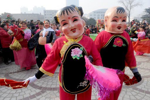 (140214) -- ZHENGZHOU, Feb. 14, 2014 (Xinhua) -- Performers take part in the Shehuo parade to greet the Lantern Festival in Zhengzhou, capital of central China\