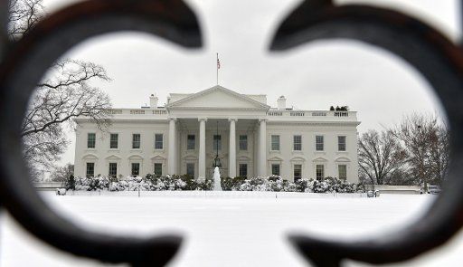 (140318) -- WASHINGTON D. C., March 18, 2014 (Xinhua) -- The White House is seen after snowfall, in Washington D.C., the United States, March 17, 2014. U.S. President Barack Obama on Monday announced sanctions against seven Russian and four ...