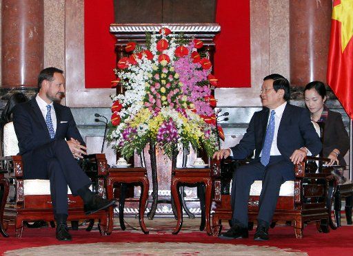 (140320) -- HANOI, March 20, 2014 (Xinhua) -- Vietnamese President Truong Tan Sang (2nd R) meets with visiting Norwegian Crown Prince Haakon Magnus in Hanoi, capital of Vietnam, March 20, 2014. Haakon Magnus is on an official visit to Vietnam at the ...
