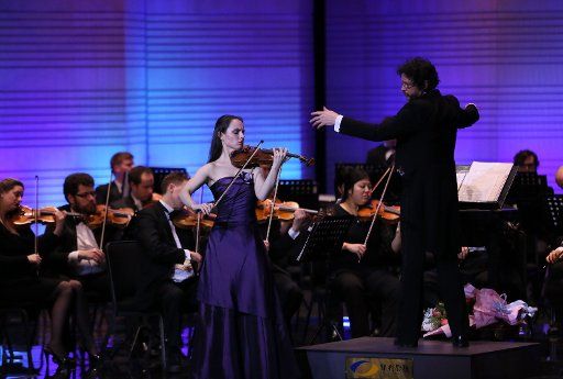 (140409) -- BEIJING, April 9, 2014 (Xinhua) -- Gregory Singer, conductor of the Manhattan Symphonie, and violinist Kinga Augustyn perform during a concert at the Poly Theater in Beijing, capital of China, April 8, 2014. (Xinhua\/Wang Zhen) (lfj)