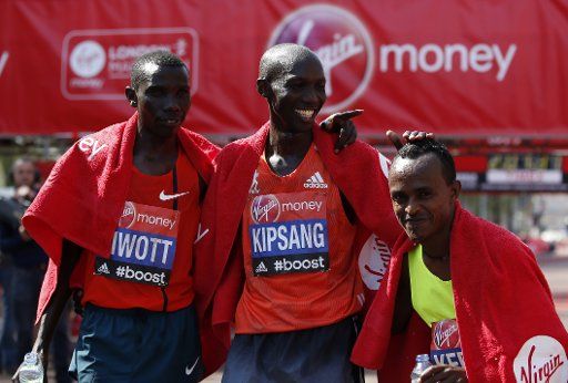 (140413) -- LONDON, Apr. 13, 2014 (Xinhua) -- Wilson Kipsang (C) of Kenya poses with his compatriot Stanley Biwott (L) and Ethiopia\