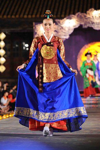 (140414) -- HUE, April 14, 2014 (Xinhua) -- A model presents Asian costume at the "Oriental Night" show on the sidelines of the Hue Festival in Vietnam\