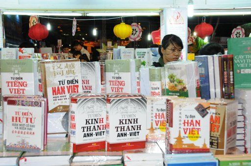 (140326) -- HO CHI MINH CITY, March 26, 2014 (Xinhua) -- People visit the Ho Chi Minh City Book Fair 2014 in Ho Chi Minh City, Vietnam, March 25, 2014. The 8th Ho Chi Minh City Book Fair with the theme of "Books-Culture and Development" opened to ...
