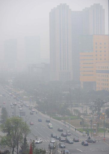 (140326) -- CHENGDU, March 26, 2014 (Xinhua) -- Motorcars run on a road in fog and smog in Chengdu, capital of southwest China\