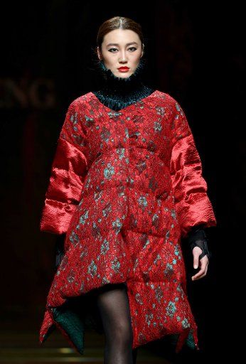 (140326) -- BEIJING, March 26, 2014 (Xinhua) -- A model presents a creation during the BOSIDENG Down Wear Collection Autumn\/Winter 2014\/2015 of the China Fashion Week in Beijing, capital of China, March 26, 2014. (Xinhua\/Chen Jianli) (mp)