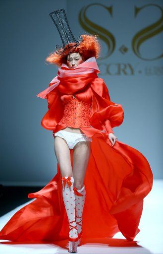 (140331) -- BEIJING, March 31, 2014 (Xinhua) -- A model presents a creation at the Sheguang Hu New Conference 2014 during the China Fashion Week in Beijing, capital of China, March 30, 2014. (Xinhua\/Chen Jianli) (zwy)