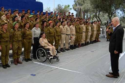 (140501) -- JERUSALEM, May 1, 2014 (Xinhua) -- Israeli President Shimon Peres (R) speaks with soldiers during preparations for celebrations of Israel\