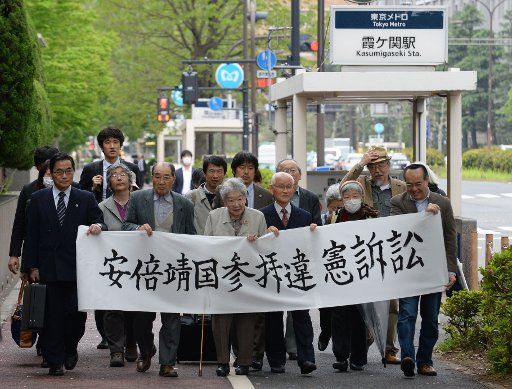 (140421) -- TOKYO, April 21, 2014 (Xinhua) -- Representatives of Tokyo citizens walk to a district court to initate legal proceedings against Japanese Prime Minister Shinzo Abe in Tokyo, Japan, April 21, 2014. Over 270 Tokyo citizens on Monday urged ...