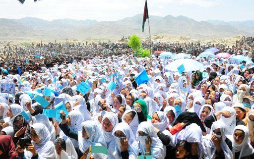 (140529) -- GHAZNI, May 29, 2014 (Xinhua) -- Supporters of presidential candidate Abdullah Abdullah take part in an election gathering in Jaghori district of Ghazni province in east of Afghanistan, May 29, 2014. Afghan leading presidential runner Dr....
