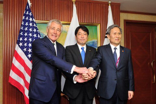 (140531) -- SINGAPORE, May 31, 2014 (Xinhua) -- U.S. Defense Secretary Chuck Hagel (L), South Korean Defense Minister Kim Kwan-jin (R) and Japanese Defense Minister Itsunori Onodera shake hands before their trilateral meeting on the sidelines of the ...